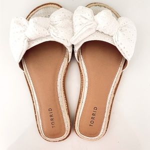 Torrid white eyelet bow slides 10WW